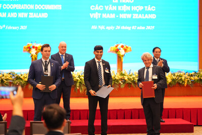 From left to right: Orion Health CEO Brad Porter, New Zealand Prime Minister Christopher Luxon (back left), McCrae Hospitals CEO Niru Rajakumar, FV Hospital CEO Dr Jean-Marcel Guillon, and Vietnam Prime Minister Pham Minh Chinh (back right) (PRNewsfoto/Orion Health) From left to right: Orion Health CEO Brad Porter, New Zealand Prime Minister Christopher Luxon (back left), McCrae Hospitals CEO Niru Rajakumar, FV Hospital CEO Dr Jean-Marcel Guillon, and Vietnam Prime Minister Pham Minh Chinh (back right) (PRNewsfoto/Orion Health)