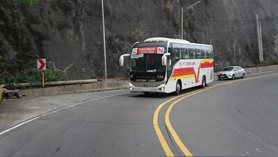 The Yutong C12PRO achieves 12% lower fuel consumption per 100km compared to previous-generation models under challenging road conditions. (PRNewsfoto/Yutong Bus) The Yutong C12PRO achieves 12% lower fuel consumption per 100km compared to previous-generation models under challenging road conditions. (PRNewsfoto/Yutong Bus)
