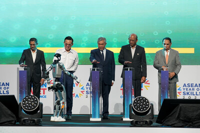 From left: Dr. Syed Alwi bin Mohamed Sultan, Chief Executive of HRD Corp; Steven Sim Chee Keong, Minister of Human Resources; Dato’ Seri Dr. Ahmad Zahid bin Hamidi, Deputy Prime Minister, Minister of Rural and Regional Development and Chairman of the National TVET Council; Datuk Azman bin Hj. Mohamad; Secretary-General, Ministry of Human Resources (KESUMA); Datuk Abu Huraira bin Abu Yazid, Chairman of the Board of Directors, HRD Corp (PRNewsfoto/HRD Corp) From left: Dr. Syed Alwi bin Mohamed Sultan, Chief Executive of HRD Corp; Steven Sim Chee Keong, Minister of Human Resources; Dato’ Seri Dr. Ahmad Zahid bin Hamidi, Deputy Prime Minister, Minister of Rural and Regional Development and Chairman of the National TVET Council; Datuk Azman bin Hj. Mohamad; Secretary-General, Ministry of Human Resources (KESUMA); Datuk Abu Huraira bin Abu Yazid, Chairman of the Board of Directors, HRD Corp (PRNewsfoto/HRD Corp)