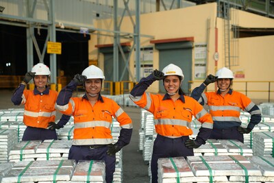 Hindustan Zinc đạt Doanh thu và EBITDA Quý 2 Cao Kỷ lục, Lợi nhuận Sau thuế (PAT) Tăng vọt 19% So với Quý trước (QoQ) Hindustan Zinc employees with ingots