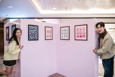 “Winter of Love Gallery” tại Harbour City trưng bày các tác phẩm minh họa của Sundae Kids, ghi lại những khoảnh khắc yêu thương và kết nối trong cuộc sống thường ngày bằng phong cách ngộ nghĩnh đặc trưng của họ. (PRNewsfoto/Harbour City Estates Limited)