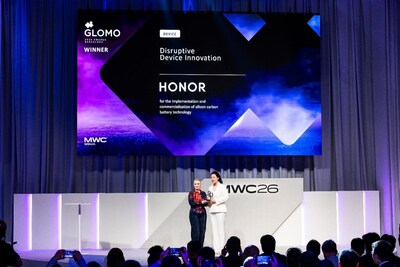 GLOMO award presented to HONOR at MWC (PRNewsfoto/Honor Device Co., Ltd)
