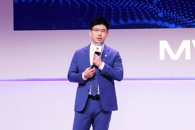 Arthur Wang delivering a keynote speech (PRNewsfoto/Huawei)