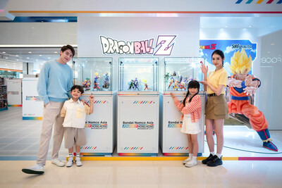 Tượng Siêu Saiyan Son Goku kích thước thật đầy ấn tượng chào đón du khách tại lối vào cửa hàng pop-up, tái hiện khoảnh khắc tung đòn "Kamehameha" kinh điển từ Dragon Ball.