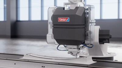 The solution developed by tesa and AUMOVIO can be fully automated and integrated into existing production lines.