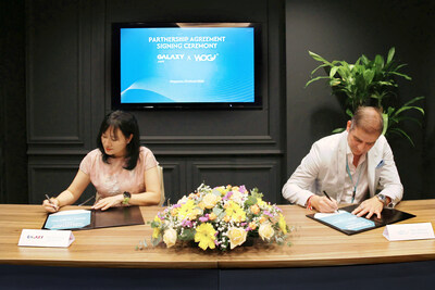 Hoa Lan Huong, CEO of GalaxyJoy, and Viktor Atanasov, CEO of WOGI, sign a partnership agreement in Singapore to support the expansion of Vietjet SkyJoy’s cross-border rewards programme.