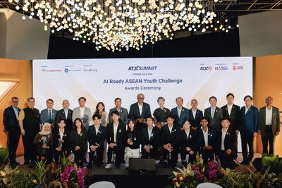 ATxSummit 2026 khai mạc với tham vọng chung của khu vực là khai thác AI vì lợi ích chung Finalists from AI Ready ASEAN Youth Challenge and distinguished guests at the Opening Gala Dinner of ATxSummit 2026. (PRNewsfoto/Infocomm Media Development Authority of Singapore)