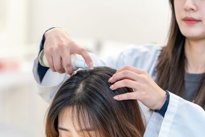 Kolmar Korea, đơn vị dẫn đầu lĩnh vực kem chống nắng K-Beauty, mở rộng sang thị trường chăm sóc chống nắng cho da đầu và tóc A Kolmar Korea researcher tests ‘scalp sun essence’ formulation.