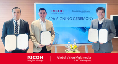 Kenny Liow, Giám đốc Global Vision Multimedia; Hooi Ping Lee, Nhà đồng sáng lập & Giám đốc Global Vision Multimedia; và Kei Uesugi, Giám đốc Điều hành Ricoh Châu Á Thái Bình Dương, tại buổi lễ ký kết thỏa thuận. Kenny Liow, Giám đốc Global Vision Multimedia; Hooi Ping Lee, Nhà đồng sáng lập & Giám đốc Global Vision Multimedia; và Kei Uesugi, Giám đốc Điều hành Ricoh Châu Á Thái Bình Dương, tại buổi lễ ký kết thỏa thuận.
