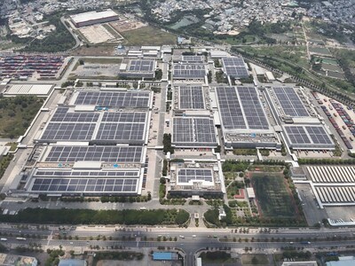 Hình ảnh: Hệ thống điện mặt trời áp mái 28 MWp tại Công ty Điện tử Samsung HCMC CE Complex, do TotalEnergies ENEOS phát triển. Hình ảnh: Hệ thống điện mặt trời áp mái 28 MWp tại Công ty Điện tử Samsung HCMC CE Complex, do TotalEnergies ENEOS phát triển.