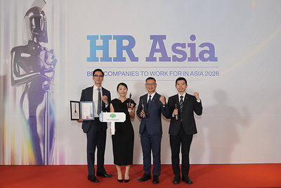 Cathay United Bank chi nhánh Thành phố Hồ Chí Minh nhận ba giải thưởng HR Asia về Nơi làm việc tốt nhất Châu Á, Dẫn đầu công nghệ và Chuyển đổi nguồn nhân lực xuất sắc Cathay United Bank – Ho Chi Minh City Branch received the Best Companies to Work for in Asia, Tech Empowerment, and People Transformation awards at the HR Asia Awards 2026. Keng Yang Lin (second from right), General Manager of Cathay United Bank – Ho Chi Minh City Branch, led the branch delegation in receiving the awards. (Photo provided by Cathay United Bank)