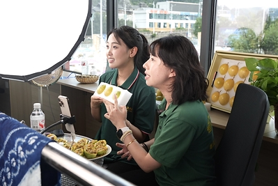 Giải bóng đá Thôn Siêu tại Quý Châu, Trung Quốc mở ra cơ hội mới cho ngành nông nghiệp The e-commerce team conducted a live sales event for Rongjiang Golden Passion Fruit during the "Village Super League" broadcast live stream.
