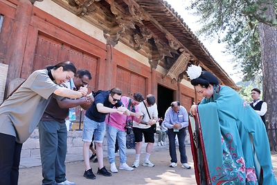Sơn Tây Đăng Cai Đối Thoại Di Sản Toàn Cầu Guests on the “Discovering Shanxi’s Ancient Chinese Architecture” tour practice the Tang-style hand-over-chest salute at Foguang Temple in Xinzhou.