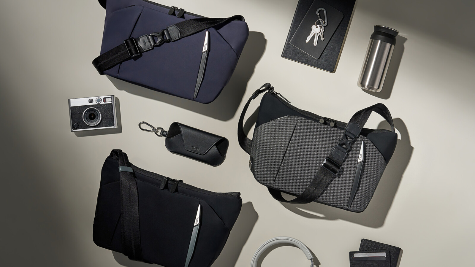 (Từ Trái qua Phải): Túi đeo chéo Crossbody cỡ trung màu xanh Navy, Đen phản quang và Đen