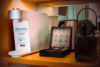 Máy lọc nước Coway P-350N được lắp đặt tại khu vực minibar của Prince Hotel Đà Nẵng, mang đến cho khách hàng quyền truy cập ngay lập tức vào nguồn nước uống sạch, an toàn và không giới hạn.