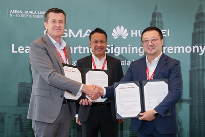 Huawei trở thành Đối tác sự kiện của GSMA M360 ASEAN 2026 Malaysian Communications and Multimedia Commission Chief Corporate and International Officer En Syahrilazli Mahammad(middle) witnessing the exchanging of documents between Head of APAC, GSMA Julian Gorman(left) and Jason Tao, Vice President of ICT Marketing & Solution Sales Dept, Huawei Asia Pacific(right).