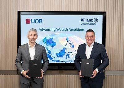 Ông Leong Yung Chee (bên trái), Giám đốc Tài chính UOB, cùng Ông Tobias Pross, Giám đốc điều hành Allianz Global Investors, tại lễ ký kết quan hệ đối tác phân phối chiến lược.