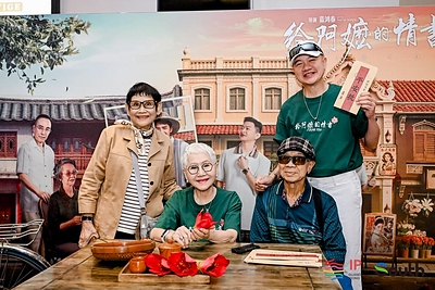 "Dear You" ra mắt tại Thái Lan và Indonesia, nhận được sự hưởng ứng của khán giả Usha, who portrays elderly Nanzhi, attends the "Dear You" premiere in Thailand