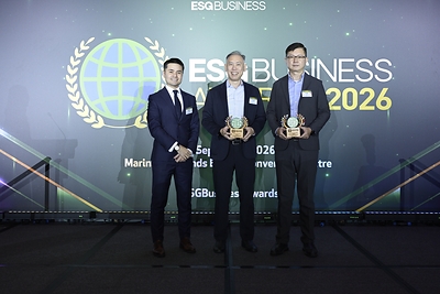 FUJIFILM Business Innovation Singapore được công nhận về thực hành kinh tế tuần hoàn và quản lý chất thải Từ trái sang phải: Ông Lee Bing Yi, Đối tác phụ trách mảng Bền vững, Biến đổi khí hậu và Đảm bảo dịch vụ tài chính tại PwC Singapore, trao Giải thưởng Kinh tế Tuần hoàn và Quản lý Chất thải cho đại diện FUJIFILM Business Innovation Singapore là ông Tee Hsien Wee, Giám đốc Điều hành và ông Peter Wong, Giám đốc Tài chính tại ESGBusiness Awards 2026, được tổ chức tại Trung tâm Triển lãm & Hội nghị Marina Bay Sands.