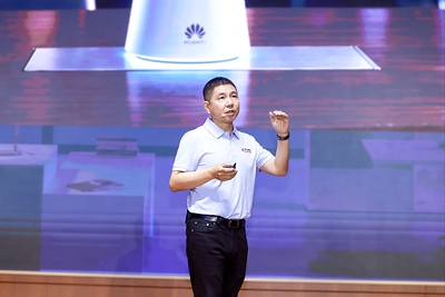 Leon Wang, President of Huawei's Data Communication Product Line, unveiled the HUAWEI eKit Intelligent Office Solution Leon Wang, President of Huawei's Data Communication Product Line, unveiled the HUAWEI eKit Intelligent Office Solution