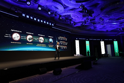 Huawei nêu bật kết nối thông minh và chuyển đổi AI tại M360 ASEAN 2026 Calvin Zhao, President of MAE Product Line, Wireless Network Solution, Huawei, delivers a keynote at GSMA M360 ASEAN 2026.