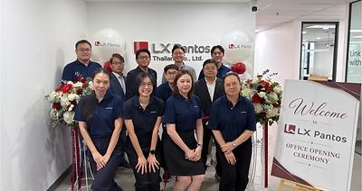 LX Pantos Thailand khai trương văn phòng mới cải tạo tại Bangkok nhằm hỗ trợ tăng trưởng kinh doanh LX Pantos Thailand employees pose for a group photo at the opening ceremony