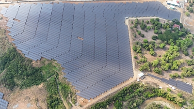 Trinasolar cung cấp mô-đun cho dự án điện mặt trời Bugallon công suất 25 MWp của PetroGreen tại Philippines Aerial view of PetroGreen’s 25 MWp Bugallon Solar Power Plant in Pangasinan, Philippines, featuring Trinasolar Vertex N solar modules. Credit: PetroGreen Energy Corporation