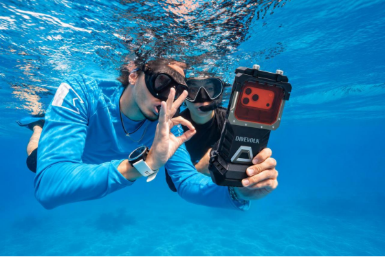 DIVEVOLK Announces SeaTouch 6 Pro — Full-Touchscreen Underwater Smartphone Housing for iPhone 18 Series & Android, Enabling Underwater Imaging to 60m Two snorkelers take a selfie with a SeaTouch 6 Pro housing fitted with a snorkeling red filter