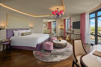 Không gian phòng nghỉ lấy cảm hứng từ nghệ thuật tại Hotel Royal Hoi An – The Legacy By The River, thể hiện phong cách thiết kế vượt thời gian nhưng vẫn mang hơi thở đương đại. Không gian phòng nghỉ lấy cảm hứng từ nghệ thuật tại Hotel Royal Hoi An – The Legacy By The River, thể hiện phong cách thiết kế vượt thời gian nhưng vẫn mang hơi thở đương đại.
