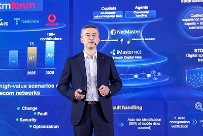 Giải pháp NG WAN của Huawei được triển khai thương mại trên quy mô lớn, thúc đẩy tăng trưởng cho các nhà mạng John Cai, Vice President of Huawei's Data Communication Product Line, delivering a keynote speech