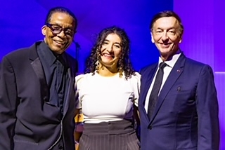 Malou Oheix đến từ Pháp Giành Giải Nhất Cuộc Thi Giọng Hát Jazz Quốc Tế Herbie Hancock Institute năm 2026 tại Fondation Louis Vuitton Pictured from left to right are Herbie Hancock, First Place Winner Malou Oheix and Jean-Paul Claverie, Fondation Louis Vuitton